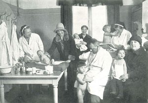 Mütterberatung im Gesundheitsamt, Foto um 1910