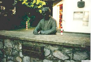 Bronzestatue des Heimatdichters Carl Schmachtenberg auf dem Marktplatz in Wülfrath-Düssel