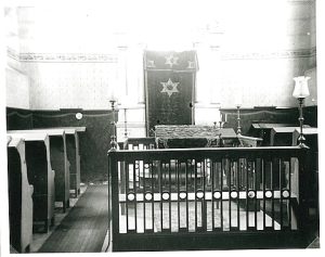 Innenaufnahme der Ratinger Synagoge mit dem verhüllten Toraschrein